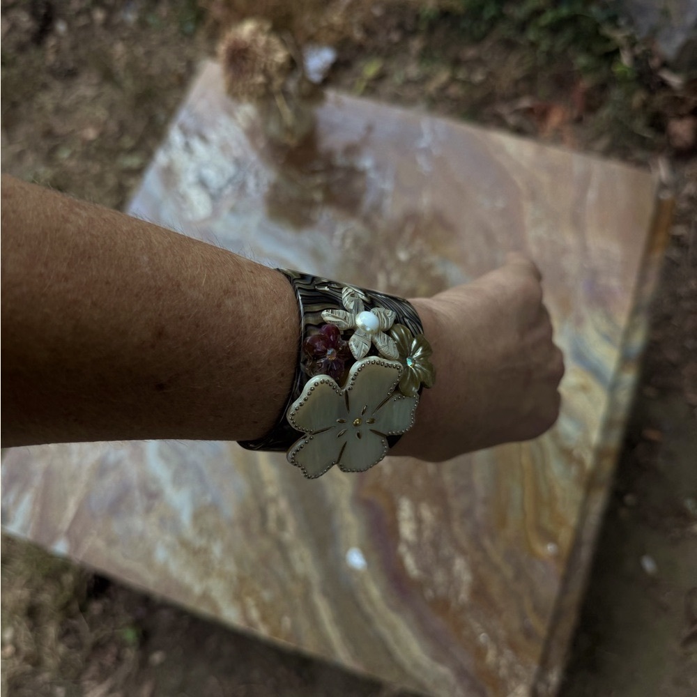 Vintage Bakelite like stunning flower and mother of pearl cuff bracelet - Picture 8 of 11